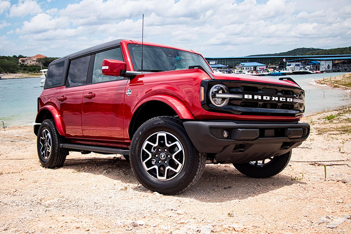 Tại Mỹ, Ford Bronco có sẵn 2 tùy chọn động cơ EcoBoost bao gồm động cơ cơ sở 2.3L, 4 xi-lanh, sản sinh công suất tối đa 270 mã lực và mô-men xoắn cực đại 420 Nm và động cơ 2.7L, V6 mạnh 310 mã lực và mô-men xoắn 542 Nm, kết hợp với hộp số sàn 7 cấp mới hoặc hộp số tự động 10 cấp cùng hệ dẫn động 4x4.
