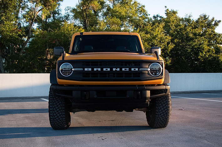 Ford Bronco là mẫu xe rất HOT tại Mỹ và nhận được đơn đặt hàng khủng sau khi ra mắt. Xe sở hữu khoảng sáng gầm xe tốt nhất phân khúc ở mức 294 mm cùng khả năng lội nước hàng đầu phân khúc lên đến 851 mm.