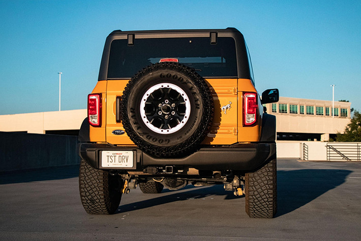 Đáng chú ý, cả hai kiểu dáng thân xe 2 cửa và 4 cửa cửa Ford Bronco mới đều được cung cấp cửa xe không khung độc quyền trong phân khúc có thể dễ dàng tháo ra hơn so với mẫu xe đối thủ như Jeep Wrangler. Ngoài ra, Ford Bronco cũng có thể tháo rời mui xe để trở thành phiên bản mui trần đặc biệt.