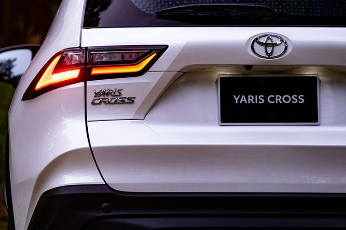 Toyota Yaris Cross 2023 chỉ rẻ hơn Honda HR-V (699 - 871 triệu) hay Nissan Kicks (789 - 858 triệu đồng). Rõ ràng, giá bán sẽ không phải là lợi thế của Toyota Yaris Cross. Thậm chí, nếu so với Mazda CX-5 bản tiêu chuẩn 2.0L Deluxe (749 triệu đồng), Yaris Cross máy xăng chỉ rẻ hơn 9 triệu đồng trong khi kích thước nhỏ hơn đáng kể.