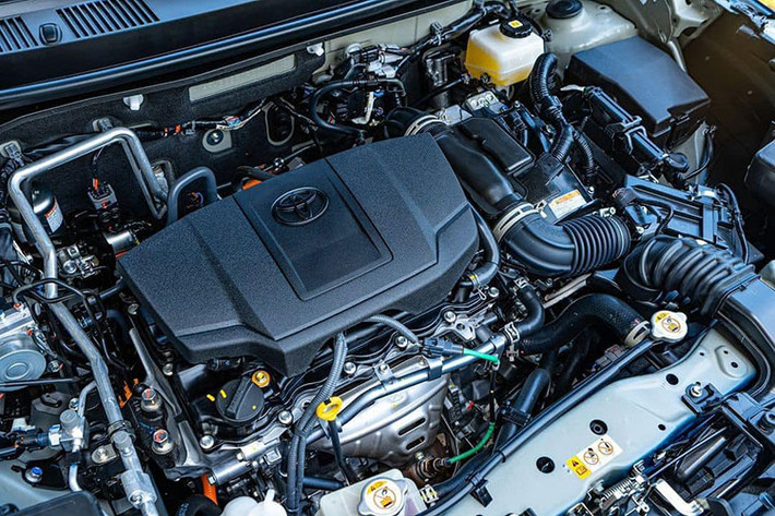 Nằm bên dưới nắp ca-pô của Toyota Yaris Cross tại Việt Nam là 2 tùy chọn động cơ. Đầu tiên là động cơ xăng 4 xi-lanh, dung tích 1.5L, sản sinh công suất tối đa 105 mã lực và mô-men xoắn cực đại 138 Nm. Động cơ kết hợp với hộp số tự động biến thiên vô cấp CVT.