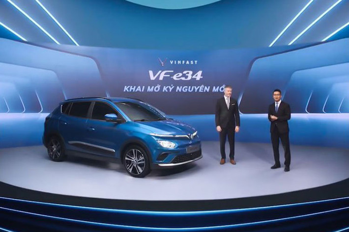 Trong khuôn khổ lễ ra mắt diễn ra vào sáng nay (15/10), hãng xe Việt đã đem tới những thông tin chi tiết hơn về VinFast VF e34 2022 mới. Theo đó, ngoài các trang bị đã được đề cập đến trước đây, điểm sáng của mẫu crossover cỡ C chạy điện này nằm ở công nghệ trợ lý ảo Vivi.