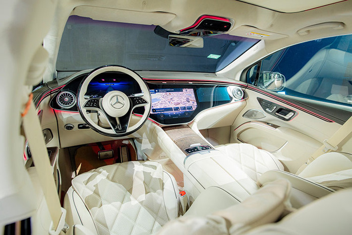 Bên trong khoang lái của mẫu xe SUV điện Mercedes-Maybach EQS 680 được thiết kế 4 chỗ với hai ghế sau độc lập hạng thương gia. Xe được trang bị màn hình MBUX Hyperscreen tiêu chuẩn với giao diện “Zero Layer” và hình ảnh động khởi động thiết kế riêng cho Mercedes-Maybach trên cả ba màn hình.