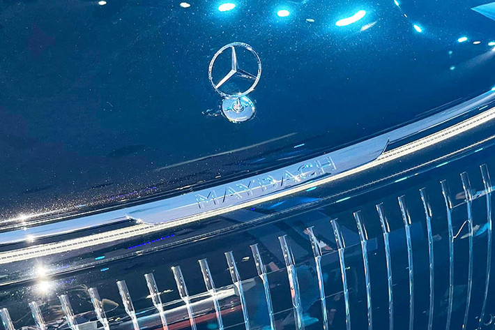 Phần đầu xe nổi bật với mặt ca-lăng màu đen đặc trưng của thương hiệu, bề mặt tản nhiệt giả Black Panel đi cùng là các nan chrome chạy dọc mang lại hiệu ứng chiều sâu 3D vô cùng độc đáo. Xe được trang bị bộ mâm MAYBACH độc quyền được rèn nguyên khối với thiết kế hoàn toàn mới & kích thước lên đến 22-inch.