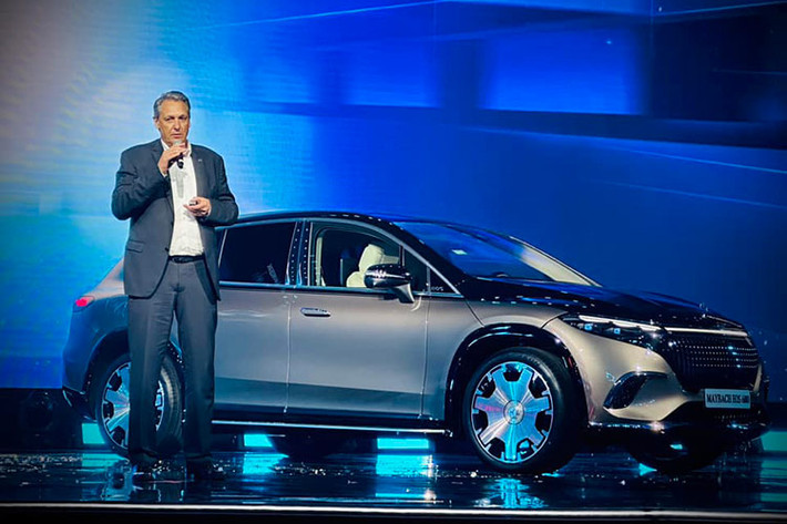 Mercedes-Maybach EQS 680 SUV tại Việt Nam được xây dựng & phát triển trên nền tảng khung gầm sẵn có từ phiên bản EQS 500 SUV, vì vậy mẫu xe này có kích thước không quá khác biệt. Thay vào đó, các điểm nhấn thể hiện sự tinh xảo và xa xỉ đặc trưng của thương hiệu Maybach trong chế tác thủ công được chú trọng khắc họa rõ hơn.