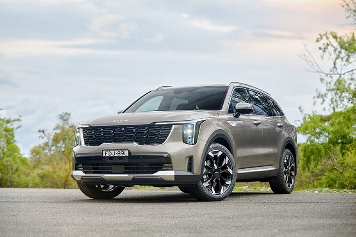 Kia Sorento 2025 mới Kia Sorento 2025 cũng đã có mặt tại Việt Nam dù lịch ra mắt bị trì hoãn. Mẫu SUV lấy cảm hứng thiết kế từ Carnival mới với lưới tản nhiệt lớn, đèn LED mảnh dọc, đèn hậu LED nối liền. Nội thất hứa hẹn sẽ có màn hình cong 12,3 inch và bảng điều khiển cảm ứng hiện đại.