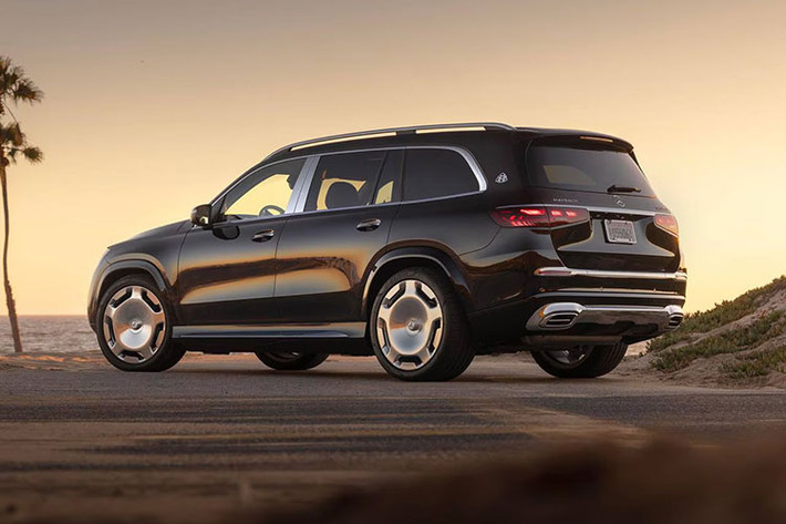 Ngoài những mẫu xe đã lộ diện, trong năm 2024 còn có Volkswagen Touareg bản facelift và Mercedes-Benz E-Class thế hệ mới đã xuất hiện nhưng chưa chính thức ra mắt. Theo nguồn tin riêng, BMW 5-Series thế hệ mới cũng đã có mặt tại Việt Nam, sẵn sàng cho ngày công bố.