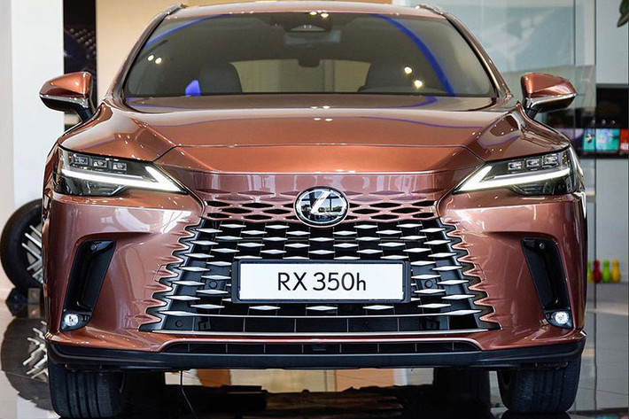 Lexus RX 350h 2025 bản hybrid Lexus RX 350h đã có mặt và được đại lý nhận đặt cọc. Phiên bản này chuyển sang động cơ hybrid 2.5L kết hợp mô-tơ điện, cho tổng công suất khoảng 247 mã lực, hệ dẫn động AWD, hộp số e-CVT. Ngoài ra, RX 350h bổ sung thêm các tính năng cao cấp như màn hình HUD, camera 360 độ và hỗ trợ đỗ xe tự động.