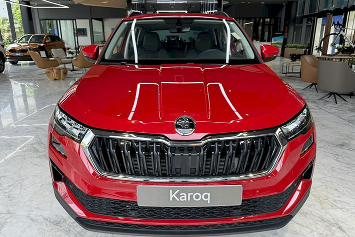 Skoda Karoq SportLine 2025 Trong loạt xe SUV mới về Việt Nam, đầu tiên phải kể đến Skoda Karoq vốn đã quen mặt tại Việt Nam nhưng phiên bản SportLine mới chỉ vừa xuất hiện tại trung tâm kiểm tra khí thải. Đây có thể là biến thể cao cấp nhất của mẫu SUV này, với mức giá niêm yết từ 999 triệu đến 1,089 tỷ đồng, trong khi giá thực tế tại đại lý chỉ từ 799 triệu đồng.
