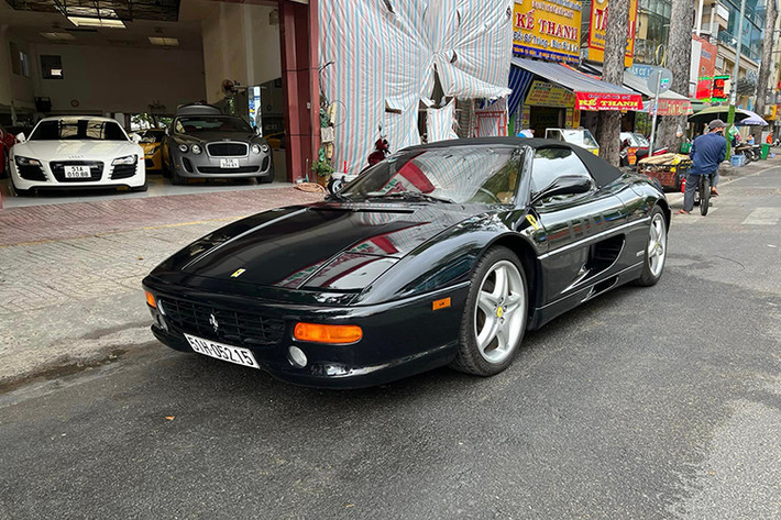 Ferrari F355 Spider của Đặng Lê Nguyên Vũ này đã trải qua đúng 3 đời chủ và cả 3, đều là những nhà sưu tập đam mê thu gom các sản phẩm của Ferrari, nhưng chỉ ông Đặng Lê Nguyên Vũ là còn đủ sáng rực với thú vui này, khi đã chi hơn 150 tỷ đồng để mang về garage gần 20 chú ngựa chồm chỉ trong 2 năm qua, 1 số tiền gây ngạc nhiên với ai chơi xe.