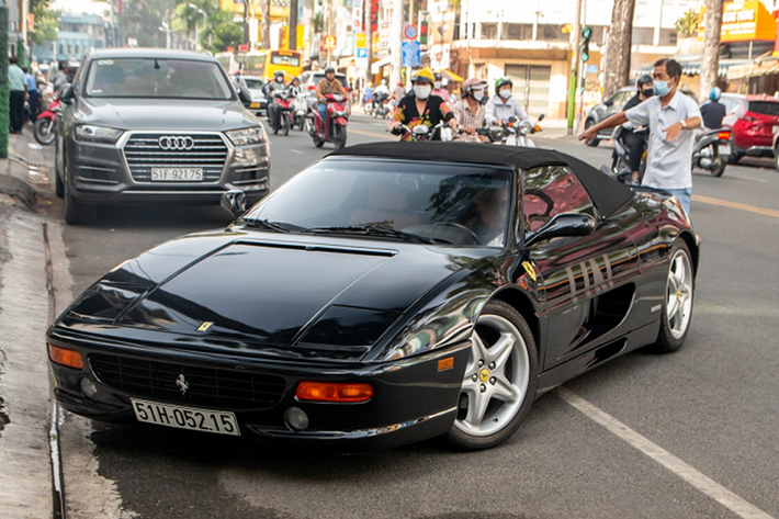 Siêu xe mui trần F355 Spider chỉ mất khoảng 4,7 giây là có thể tăng tốc từ vị trí xuất phát lên 100 km/h trước khi đạt vận tốc tối đa 295 km/h. Mức giá xe Ferrari F355 Spider mui trần của ông Đặng Lê Nguyên Vũ không được hé lộ, nhưng chắc chắn không gề rẻ.