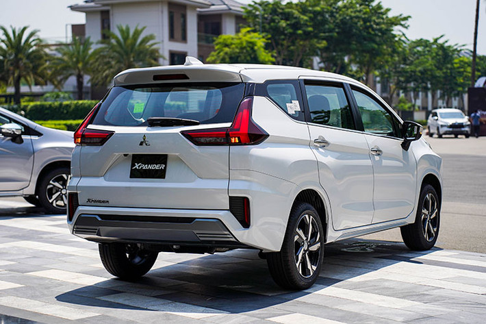 Về thiết kế, mẫu xe MPV Mitsubishi Xpander 2022 vẫn sử dụng ngôn ngữ thiết kế Dynamic Shield thế hệ mới đặc trưng của Mitsubishi. Lối thiết kế này mang đến cho xe ngoại hình cao ráo và mạnh mẽ. Về kích thước tổng thể, Mitsubishi Xpander đã dài thêm 75mm và đuôi thêm 45mm giúp xe cân đối hơn. Xe có khoảng sáng gầm là 225mm, tăng 20mm so với phiên bản cũ và lớn nhất so với các đối thủ trong cùng phân khúc.