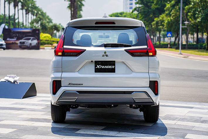 Phần thân và đuôi xe Mitsubishi Xpander 2022 với thiết kế đẹp hơn bản tiền nhiệm nhờ bố trí các thanh ngang thay vì đan chéo gây rối mắt. Đèn hậu LED cũng có hình đồ họa dạng T-Shape tạo điểm nhấn tinh tế cho phần đuôi xe. Bên cạnh đó, cửa cốp dày dặn, cản sau mở rộng giúp ngoại thất xe cứng cáp, mạnh mẽ toàn diện.