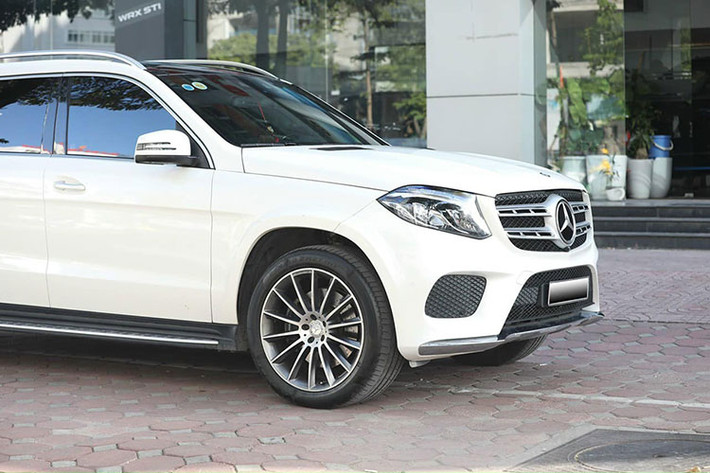 Xe sở hữu vành hợp kim đa chấu đường kính 21 inch, khoảng nhún giảm sốc lớn giúp xe vượt mọi địa hình. Ngoài ra, gói hỗ trợ vượt địa hình với 6 chế độ lái khác nhau phù hợp với mọi điều kiện mặt đường.