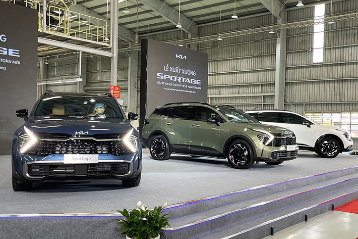 THACO Trường Hải vừa chính thức giới thiệu Kia Sportage 2022 mới tại thị trường Việt Nam dù rằng trước đó, giá bán và trang bị của xe đã được hé lộ. Theo đó, Kia Sportage 2022 sẽ được phân phối với tổng cộng 8 phiên bản nhưng đáng tiếc không có phiên bản động cơ Hybrid cũng như máy 2.4L như ở thị trường Mỹ.