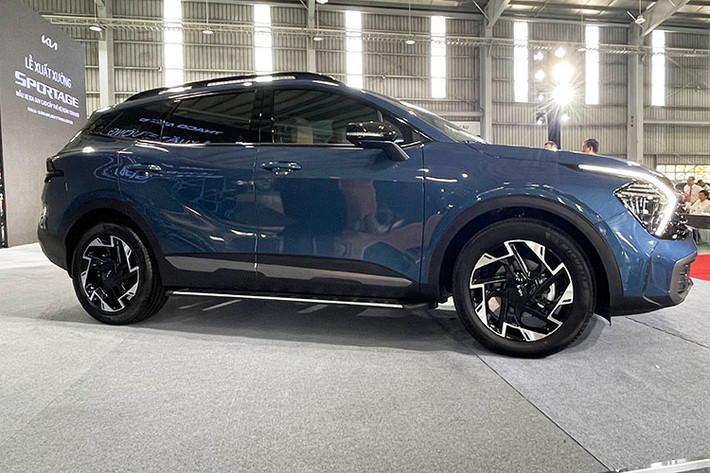 Kia Sportage hoàn toàn mới là biểu tượng cho sự đổi mới, thành công trong quá khứ của Sportage bắt nguồn từ tư duy "không ngừng sáng tạo" mà hãng đã áp dụng cho dòng xe này. Với thương hiệu & logo Kia mới, Sportage 2022 thế hệ thứ 5 một lần nữa mang đến sự cải tiến giúp nâng tầm thương hiệu của hãng xe Hàn Quốc lên một vị thế mới.