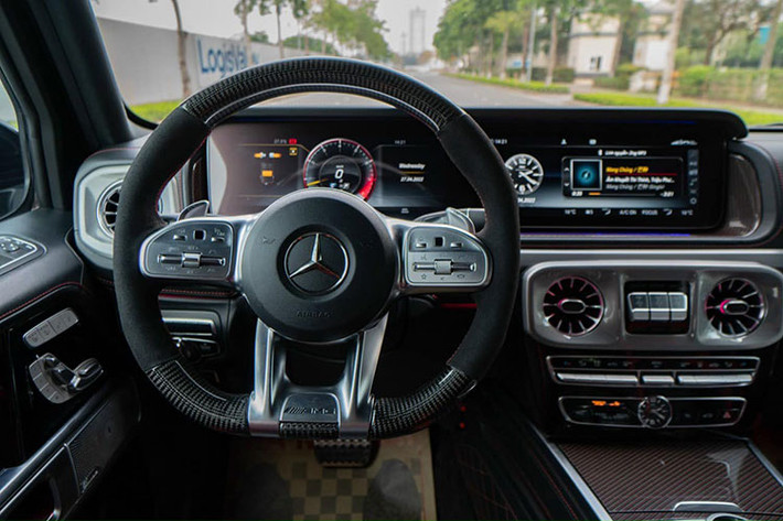 Để tăng thêm tính hiện đại, Mercedes-Benz cũng trang bị hai màn hình sắc nét với kích thước 12,3 inch đặt sau vô-lăng và chính giữa táp-lô xe. Hệ thống giải trí có khả năng kết nối Apple CarPlay và Android Auto. Hệ thống âm thanh Burmester 15 loa, công suất 590W. Điều hòa tự động 3 vùng.