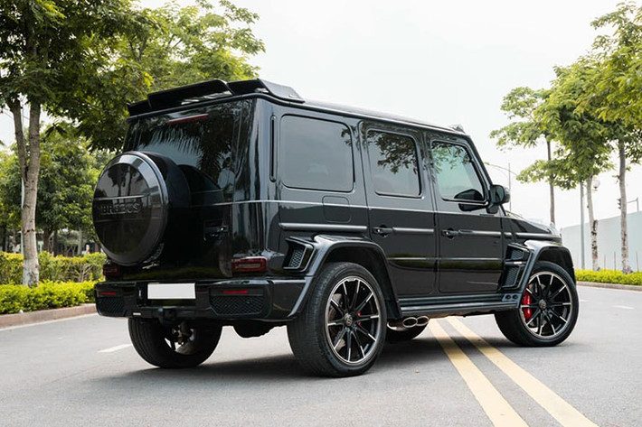 Xe được trang bị 3 chế độ offroad là Sand, Trail và Rock, 3 bộ khóa vi sai cùng tỷ số truyền cấp số chậm được cải thiện thành 2.93:1 so với 2.10:1 như trước nhằm cung cấp nhiều sức kéo hơn đến các bánh xe khi đi đường xấu. Tại Việt Nam, giá xe Mercedes-Benz G63 AMG chính hãng hiện đang được công bố là 10,619 tỷ đồng.