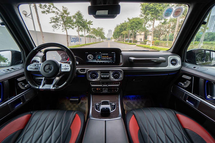 Bên trong chiếc Mercedes-AMG G63 độ Brabus, các chi tiết vẫn là nguyên bản. Nội thất được bọc hoàn toàn bằng da cho ghế ngồi, cửa xe và bảng táp-lô. Ghế ngồi sử dụng hai tông màu là đen và đỏ. Đai an toàn cũng được sử dụng gam màu đỏ nhằm tạo nên sự đồng bộ với khoang nội thất.