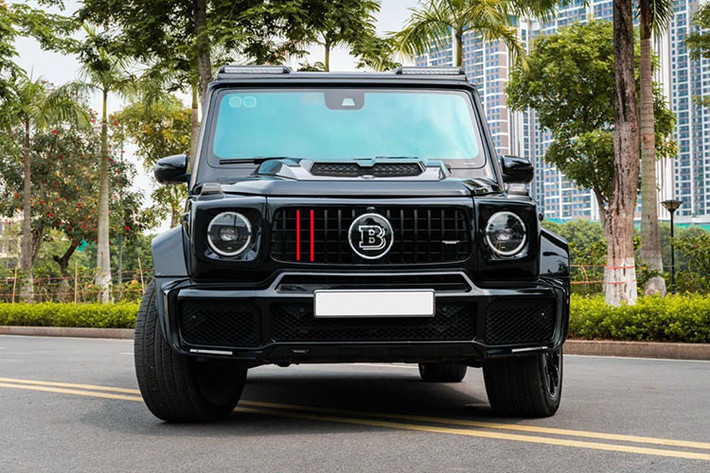 Cụ thể, ngoại hình chiếc Mercedes-AMG G63 độ Brabus này sở hữu thiết kế ấn tượng hơn so với nguyên bản, nhiều chi tiết được độ lại. Phần cản trước với thiết kế góc cạnh và hầm hố. Logo ngôi sao ba cánh cỡ lớn ở lưới tản nhiệt cũng được thay bằng logo Brabus. Nắp capo cũng được thay bằng loại làm từ sợi carbon, đi kèm với hốc hút gió cỡ lớn cùng những đường dập nổi tạo điểm nhấn.
