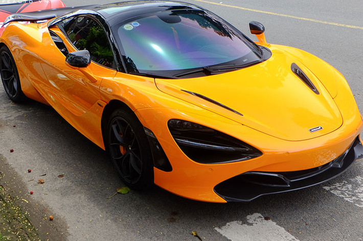 Người nhập siêu xe McLaren 720S Spider này về nước đầu tiên không phải Phan Công Khanh, đây là đơn đặt hàng của chồng ca sĩ Đoàn Di Băng để tặng cho vợ. Chiếc xe được 1 showroom ở Hà Nội nhập về, đăng ký biển số Ngoại giao và chỉ vài tháng ngắn ngủi sở hữu, vợ chồng Đoàn Di Băng đã bán lại chiếc McLaren 720S Spider.