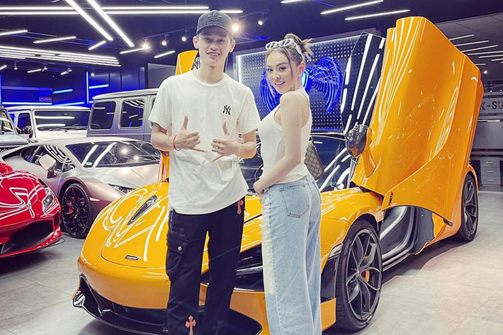 Được biết, Trang Nemo đã mua cặp đôi xe McLaren 720S Spider và SUV hạng sang Mercedes-AMG G63 từ showroom K-Supper, do Phan Công Khanh làm chủ. Thú vị hơn, cả 2 tay chơi 9X này là đồng hương, sinh ra ở tỉnh Bến Tre. Tuy nhiên, có không ít ý kiến cho rằng, siêu xe mui trần McLaren 720S Spider của Trang Nemo không phải là mua đứt, mà chỉ thuê theo tháng?