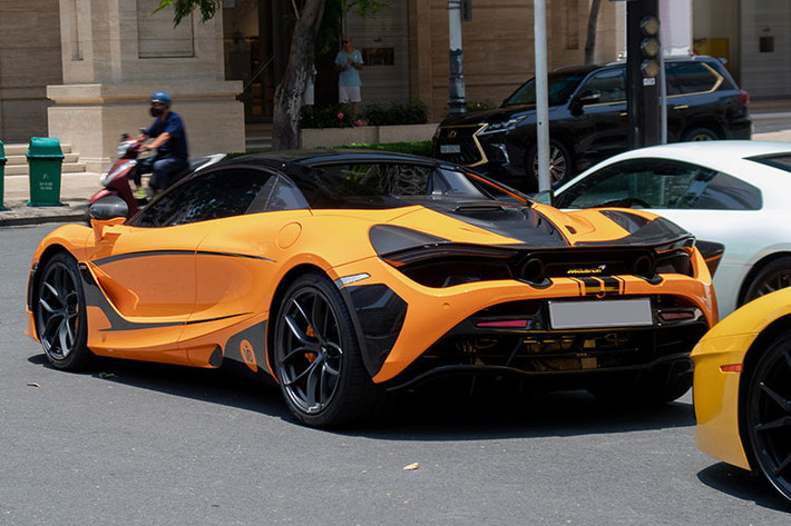 Sau đó, vào giữa năm nay, chiếc siêu xe mui trần McLaren 720S Spider này cùng vài siêu xe và SUV như Rolls-Royce Cullinan và Brabus 800 đã xuất hiện trong biệt thự của 1 đại gia tên P nhưng chưa rõ là thuê, mua hay được Khanh cầm cố. Sau đó, trong 1 video giải đáp thắc mắc của cộng đồng mạng, đại gia này xác nhận mình ít tiền nên mua siêu xe mui trần McLaren 720S Spider biển Ngoại Giao.