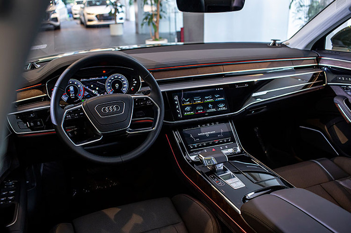 Nội thất Audi A8L thể hiện sự sang trọng và không kém phần hiện đại khi ghế ngồi được bọc da Valcona và chỉnh điện tích hợp thông gió, massage cho cả 2 hàng ghế trước/sau. Ở hàng ghế sau, các ghế được điều chỉnh điện riêng biệt qua bảng điều khiển trên ốp trung tâm nhỏ gọn.