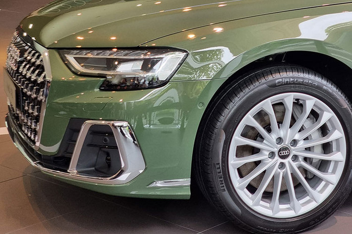 Mẫu xe sedan Audi A8L hạng sang cỡ lớn dài 5,32m với trục cơ sở 3m cho phép nhiều không gian thoải mái bên trong, mặc dù có vóc dáng to lớn nhưng nó vẫn tạo ấn tượng thể thao với đường vuốt mái phong cách coupe, các vòm bánh xe cơ bắp với vành hợp kim nhôm 19 inch 15 chấu chữ Y cùng trang bị lốp 255/45 R 19.