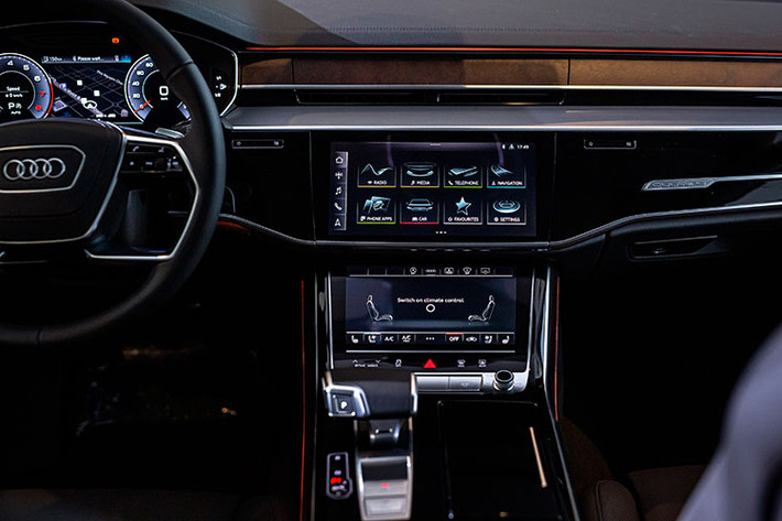 Hệ thống thông tin giải trí trên Audi A8L 2022 được vận hành dễ dàng với giao diện MMI Navigation Plus thông qua hai màn hình cảm ứng lớn, có kích thước 10,1 inch phía trên và 8,6 inch phía dưới, được thiết kế kính đen tràn viền, có rung để phản hồi xúc giác cho người điều khiển. Riêng hệ thống thông tin giải trí ở hàng ghế sau được hiển thị qua 2 màn hình 10 inch Full HD, có thể tháo rời thành hai máy tính bảng.