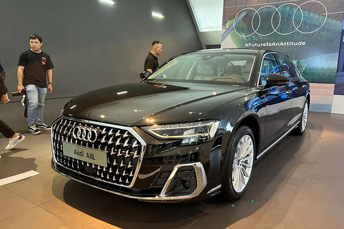 Đáng tiếc là giá xe Audi A8L 2022 chính hãng tại Việt Nam hiện được công bố cụ thể. Chỉ biết rằng, xe sẽ có giá từ 6 tỷ đồng trở lên và phụ thuộc vào các trang bị mà khách hàng chọn lựa. Cả 3 phiên bản của Audi A8L mới bao gồm bản Classic, Plus và Premium đều đã sẵn sàng giao ngay tới tay khách hàng tại Việt Nam.