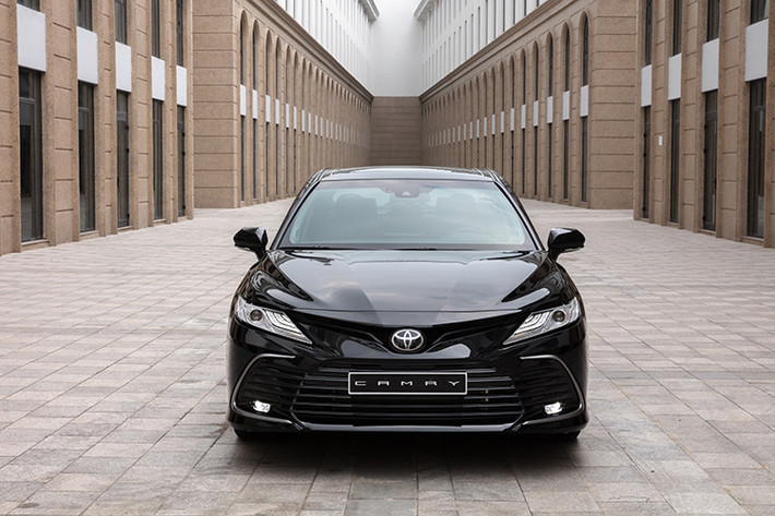 Ngoài những trang bị an toàn cơ bản, Camry mới cũng sở hữu hàng loạt tính năng tiên tiến hỗ trợ người lái bao gồm Hệ thống cảnh báo điểm mù (BSM), Hệ thống cảnh báo phương tiện cắt ngang (RCTA), Camera 360, 8 cảm biến hỗ trợ đỗ xe…