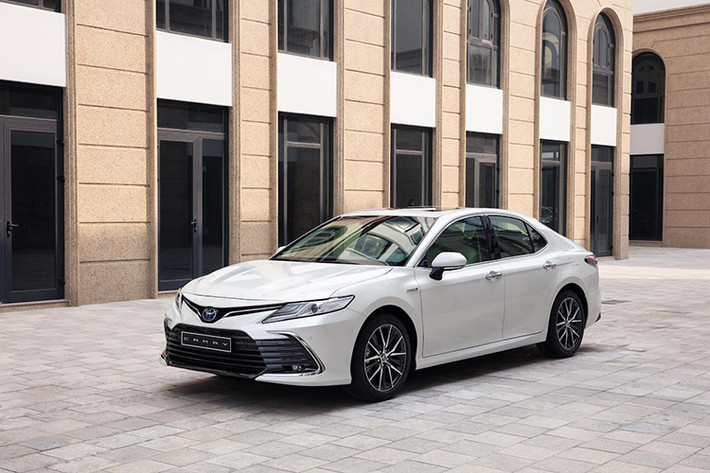 Sau Toyota Corolla Cross, Camry là mẫu xe tiếp theo được Toyota giới thiệu phiên bản Hybrid tự sạc điện tại thị trường Việt Nam. Phiên bản Hybrid 2.5 HV mang đến khả năng tăng tốc mạnh mẽ, êm ái, không chỉ tiết kiệm nhiên liệu tối ưu mà còn góp phần bảo vệ môi trường.