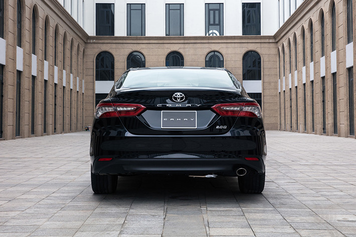 Không nằm ngoài số đó, Camry là mẫu xe tiếp theo được trang bị hệ thống an toàn toàn cầu Toyota Safety Sense bao gồm; Cảnh báo tiền va chạm (PCS), Điều khiển hành trình chủ động (DRCC), Hỗ trợ giữ làn đường và cảnh báo lệch làn đường (LTA & LDA), Đèn chiếu xa tự động (AHB).