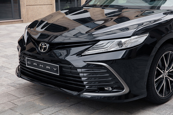Kể từ khi ra mắt vào năm 1983, Camry trở thành mẫu xe sedan phổ biến nhất trên thế giới với khoảng 21,4 triệu chiếc bán ra trên toàn cầu (tính đến hết năm 2020) và được mệnh danh là “Vua của các dòng xe sedan”. Không ngoại lệ, tại Việt Nam, Toyota Camry là mẫu xe sedan danh tiếng hàng đầu về chất lượng, đẳng cấp mang đến niềm tự hào cho chủ sở hữu.