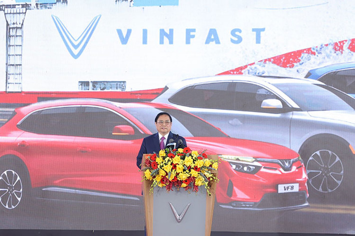 Có mặt tại buổi lễ xuất khẩu xe ôtô Vinfast VF8 sang Mỹ, Thủ tướng Chính phủ Phạm Minh Chính nhấn mạnh: Kết quả hôm nay của VinFast đã cho thấy sự đúng đắn trong phương hướng, mục tiêu và sự lãnh đạo, chỉ đạo của Đảng, Chính phủ; đóng góp quan trọng vào việc thực hiện thắng lợi Nghị quyết Đại hội XIII của Đảng, Chiến lược Phát triển ngành công nghiệp ôtô Việt Nam và phù hợp với cam kết quốc tế trong việc đưa phát thải ròng về “0” vào năm 2050.