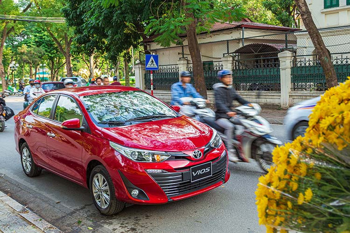 Về ngoại hình, xe vẫn sở hữu kích thước dài x rộng x cao lần lượt là 4.425 x 1.730 x 1.475 mm, dài hơn 15 mm, rộng hơn 30 mm và thấp hơn 1mm, chiều dài cơ sở giữ nguyên ở mức 2.550 mm. Khoảng sáng gầm 133 mm, và dung tích bình xăng 42 lít, giống với đời cũ. Xe nặng 1.110 kg.
