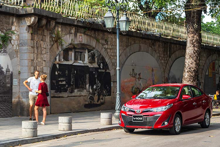 Ở phần đầu của Toyota Vios 2020 mới dạng hẹp được đẩy sang 2 bên gắn liền với hệ thống lưới tản nhiệt tạo cảm giác rộng rãi hơn cho phần đầu xe. Lưới tản nhiệt bên dưới trải đều về hai phía với những thanh nan cá tính, tạo sự năng động. Cụm đèn hậu phía sau của xe cũng dùng công nghệ LED, thiết kế điệu đà hơn trước đây, cản sau thiết kế lớn và mạnh mẽ.