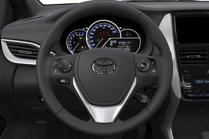 Phiên bản “G” cao cấp của Toyota Vios 2020 sẽ được bổ sung tính năng kiểm soát hành trình Cruise Control, màn hình cảm ứng trung tâm hỗ trợ kết nối Apple CarPlay và Android Auto, tích hợp camera lùi (không phải gắn thêm từ đại lý) & thêm cảm biến va chạm ở phía trước.