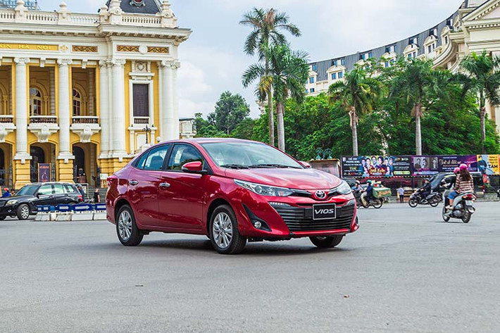 Toyota Vios được mệnh danh là “xe quốc dân” khi nó là dòng xe bán chạy nhất trong phân khúc sedan hạng B. Tuy nhiên trong thời gian gần đây, Vios bị “vượt mặt” bởi đối thủ không cùng phân khúc – Mitsubishi Xpander. Chính vì vậy việc mẫu xe này phải thay đổi được xem là dễ hiểu - không chắc chắn sẽ còn bị vượt mặt dài dài.
