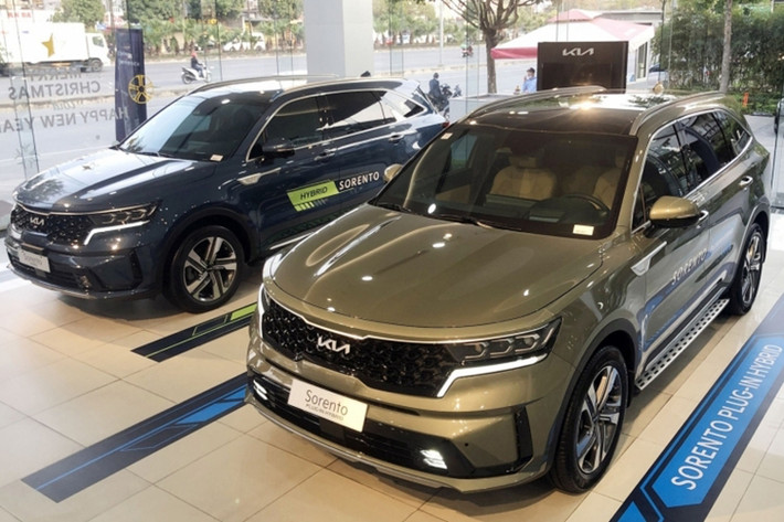 Mới đây, trên fanpage chính thức, Kia Việt Nam đã công bố chương trình ưu đãi mới dành cho dòng xe Sorento. Theo đó, trong tháng 4/2024, hai phiên bản hybrid (HEV) của Kia Sorento giảm giá đến 120 triệu đồng, giảm trực tiếp vào giá công bố. Chương trình này đã được áp dụng từ ngày 17/4/2024, tùy theo phiên bản.