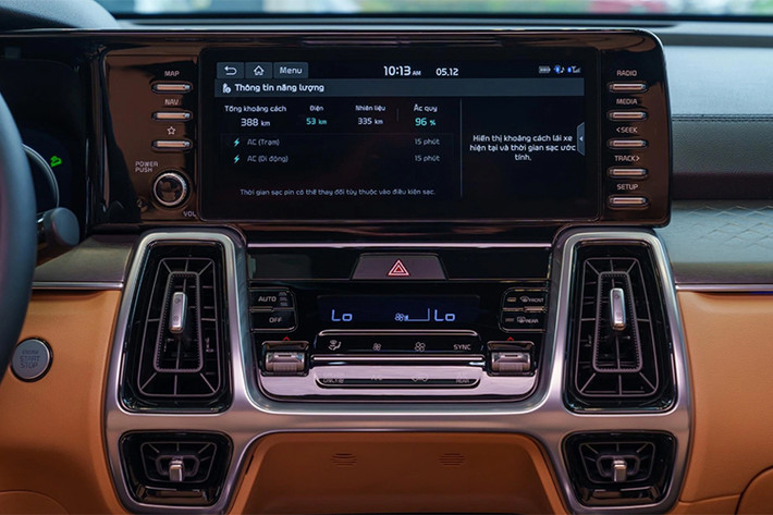 Kia Sorento Hybrid ở Việt Nam hiện có 2 phiên bản là Signature và Premium. Cả hai đều được trang bị động cơ xăng SmartStream 4 xi-lanh, tăng áp, dung tích 1.6L, cho công suất tối đa 178 mã lực và mô-men xoắn cực đại 265 Nm.