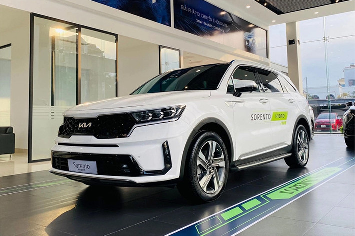 Ngoài ra , Kia Sorento Hybrid còn có hệ thống hỗ trợ tránh va chạm với phương tiện cắt ngang khi lùi, cảnh báo còn hành khách trên ghế sau, cảnh báo va chạm khi mở cửa, hỗ trợ đèn pha, cảnh báo lệch làn đường, hỗ trợ giữ làn đường và hỗ trợ bám làn đường.