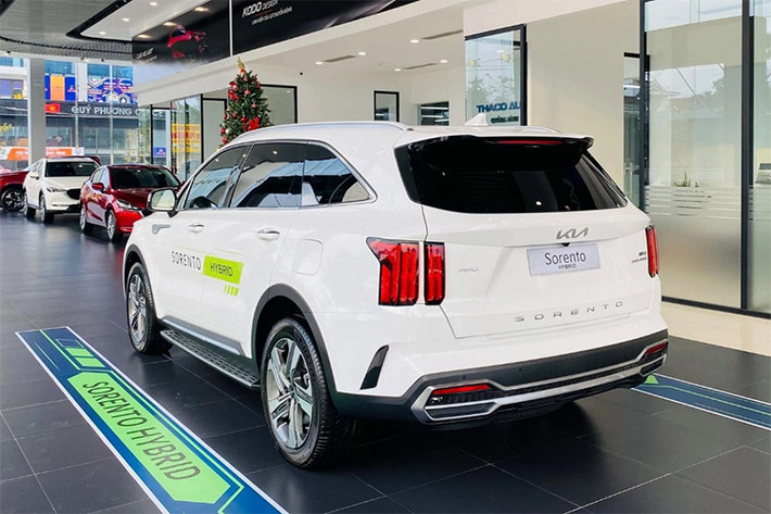 Trang bị an toàn của Kia Sorento Hybrid tại Việt Nam cũng đầy đủ với hệ thống kiểm soát hành trình thích ứng, hệ thống hỗ trợ lái trên cao tốc, hỗ trợ tránh va chạm phía trước, hỗ trợ tránh va chạm ở giao lộ, hệ thống hỗ trợ tránh va chạm trong điểm mù,...