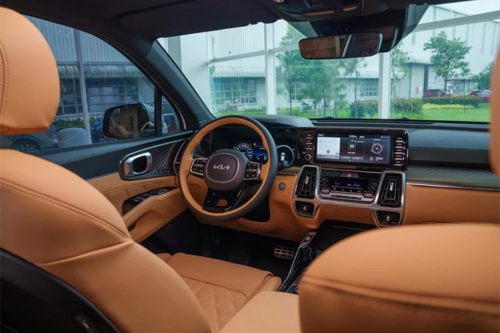 Việc nhà phân phối THACO ưu đãi cho Kia Sorento Hybrid cũng không có gì bất ngờ. Cộng dồn từ đầu năm 2024 đến nay, 2 phiên bản HEV và PHEV của Kia Sorento mới đạt doanh số 10 xe.