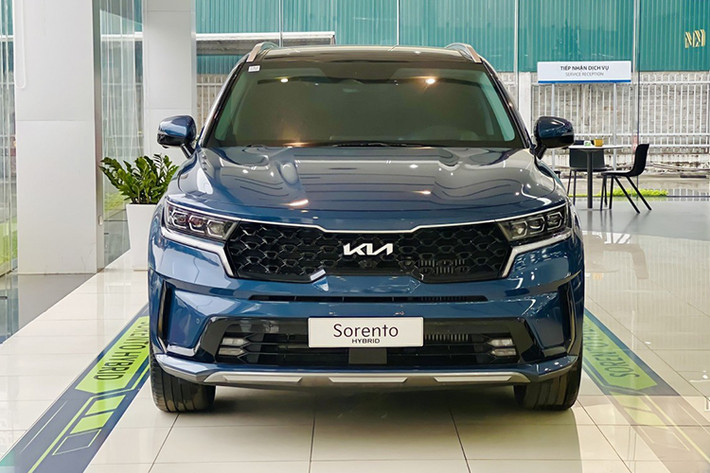 Ngoài ra, Kia Sorento Hybrid còn rẻ hơn 230 triệu đồng so với Honda CR-V Hybrid dù thuộc phân khúc cao hơn. Cũng cần phải nói thêm rằng, trong tháng 4/2024 này, Hyundai SantaFe Hybrid đang được khuyến mại 100 triệu đồng.