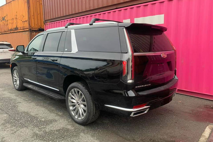Ngoài động cơ xăng nổi tiếng, Cadillac Escalade thế hệ thứ 5 còn được trang bị động cơ diesel 6 xi-lanh, tăng áp, dung tích 3.0 lít mới. Động cơ dầu sẽ tạo ra công suất tối đa 277 mã lực và mô-men xoắn cực đại 623 Nm cùng với đó là kết hợp với hộp số tự động 10 cấp.