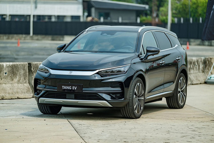 Theo thông tin từ một tư vấn bán hàng tại TP.HCM, mẫu xe BYD Tang EV 2024 mới sẽ được đổi tên thàng BYD Tan EV 2024 tại Việt Nam, mẫu xe SUV điện của Trung Quốc này hiện đã có giá bán và sẵn sàng giao ngay cho khách hàng.