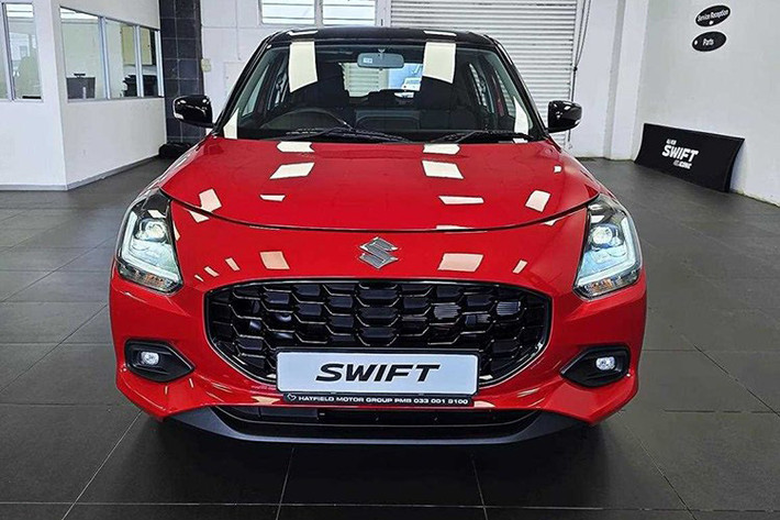 Phiên bản máy xăng của xe tiêu thụ lượng nhiên liệu trung bình từ 4,27 - 4,54 lít/100 km. Con số tương ứng của phiên bản mild hybrid là từ 3,93 - 4,4 lít/100 km. Được biết, những chiếc Suzuki Swift thế hệ mới đã cập cảng Việt Nam để làm thủ tục thông quan và đăng kiểm, sau đó chính thức ra mắt thị trường Việt vào cuối quý II năm nay.