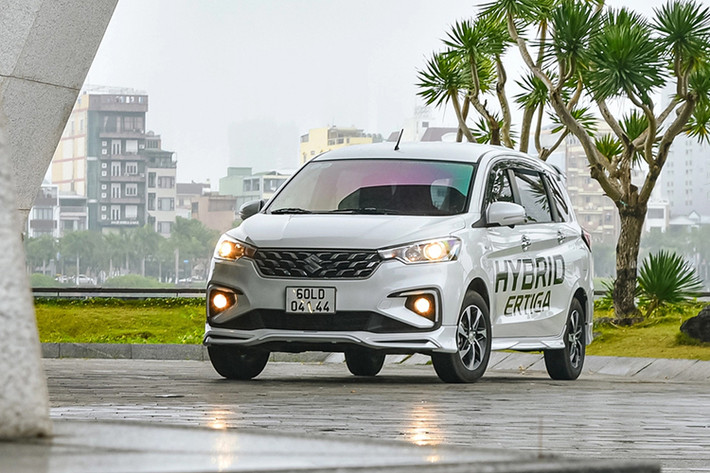 Suzuki Ertiga Hybrid: Từ 538 triệu đồng Được nhập khẩu nguyên chiếc từ Indonesia, Suzuki Ertiga nằm ở phân khúc MPV cỡ nhỏ, cùng với Mitsubishi Xpander và Toyota Avanza/Veloz. Mẫu xe 7 chỗ của Suzuki sở hữu công nghệ hybrid tiết kiệm nhiên liệu nhưng giá bán lại khá mềm.